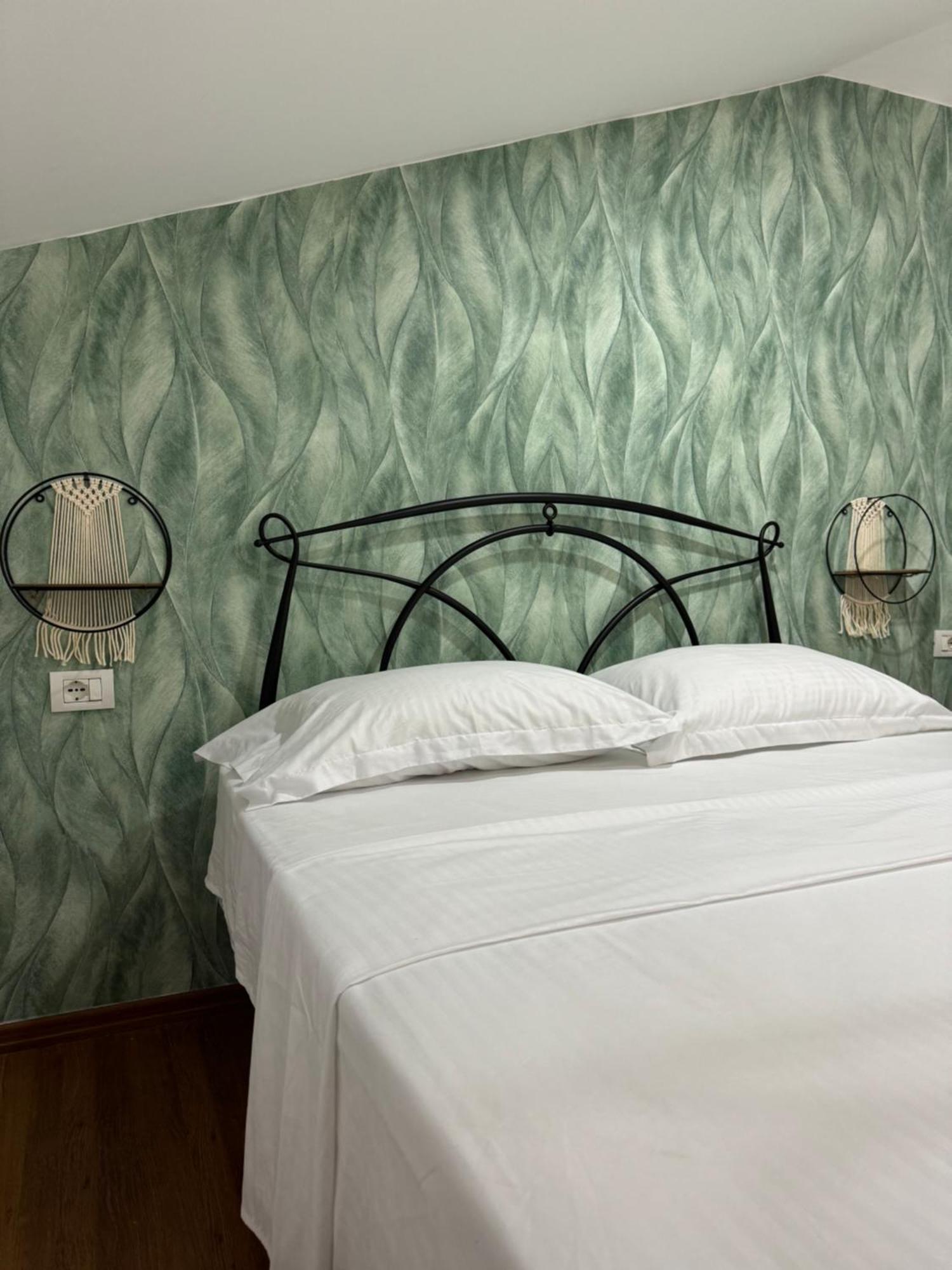 Guest House Himaj Berat Bagian luar foto