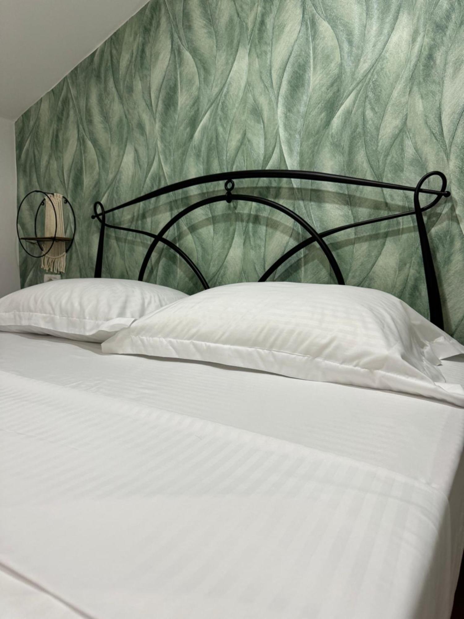 Guest House Himaj Berat Bagian luar foto