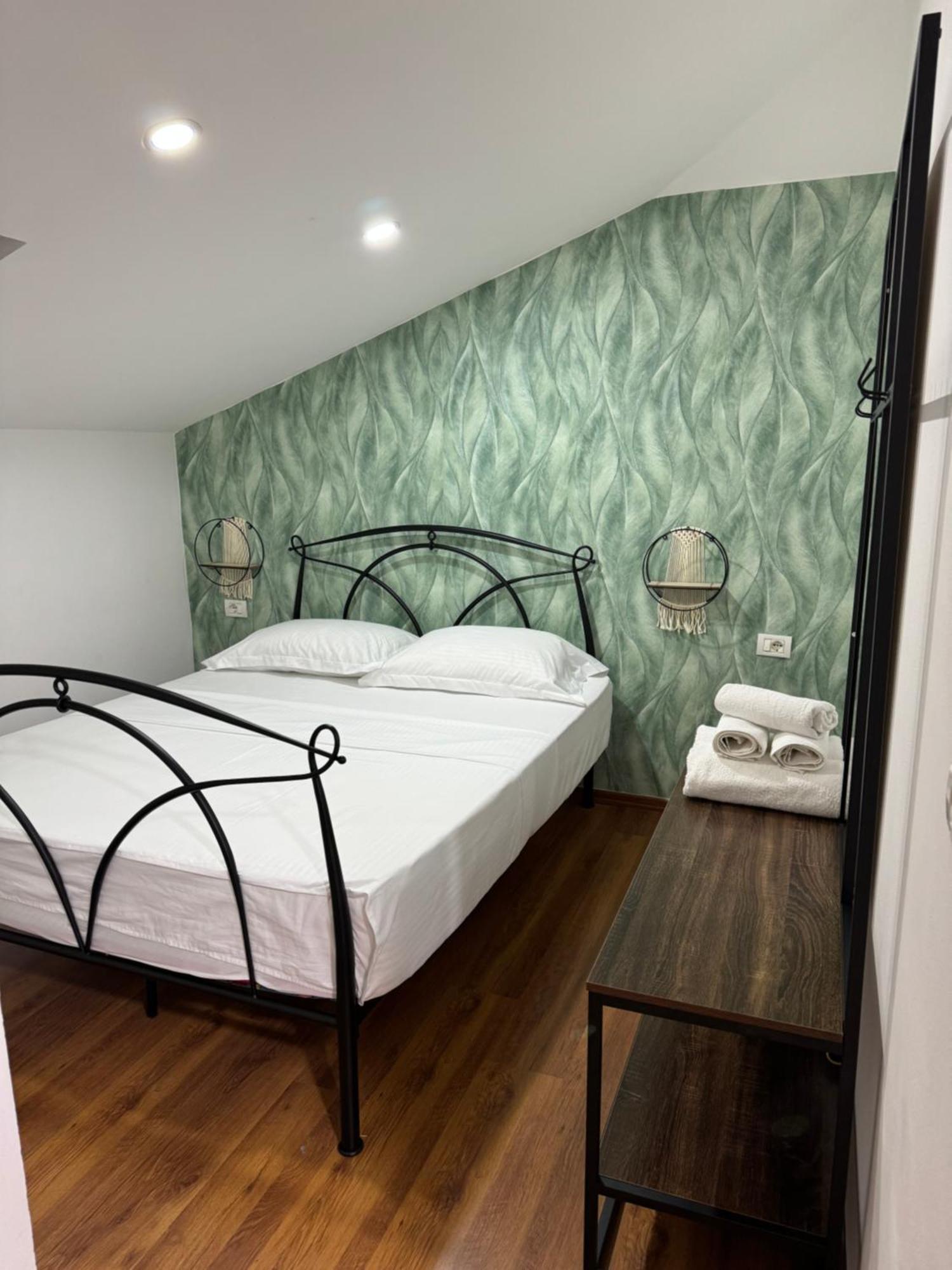 Guest House Himaj Berat Bagian luar foto