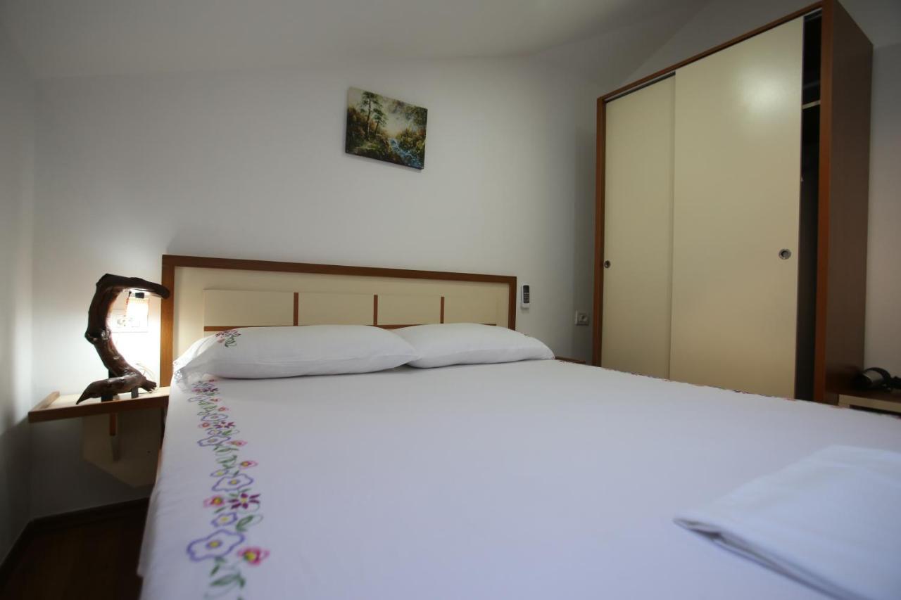 Guest House Himaj Berat Bagian luar foto