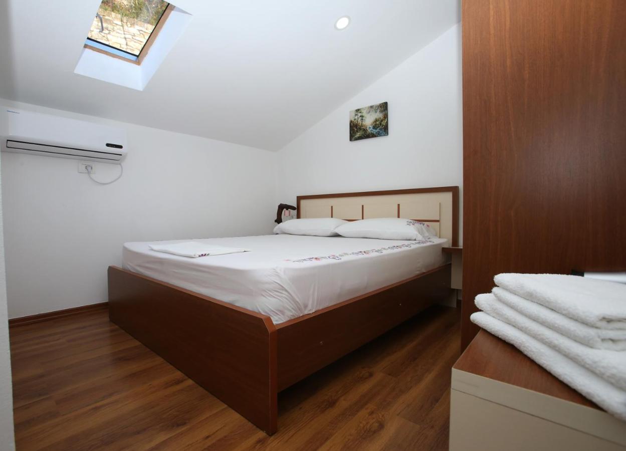 Guest House Himaj Berat Bagian luar foto