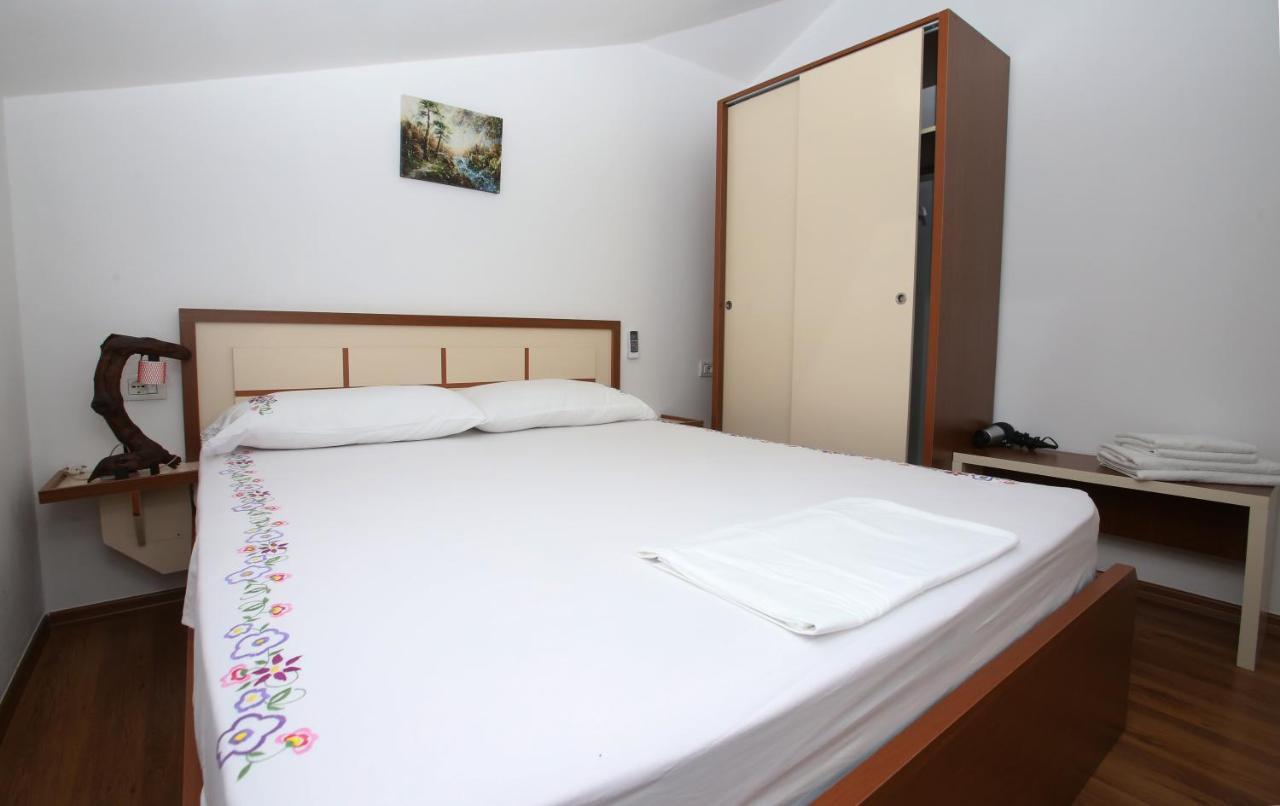 Guest House Himaj Berat Bagian luar foto