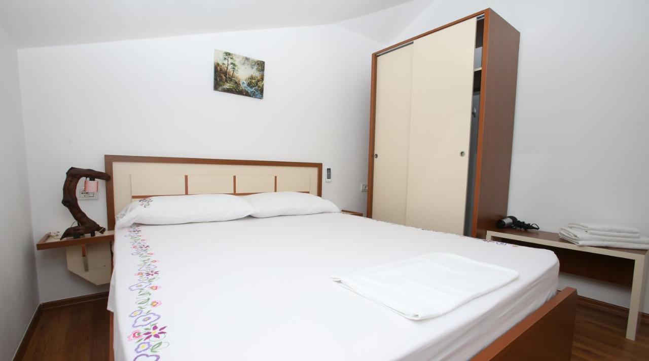 Guest House Himaj Berat Bagian luar foto